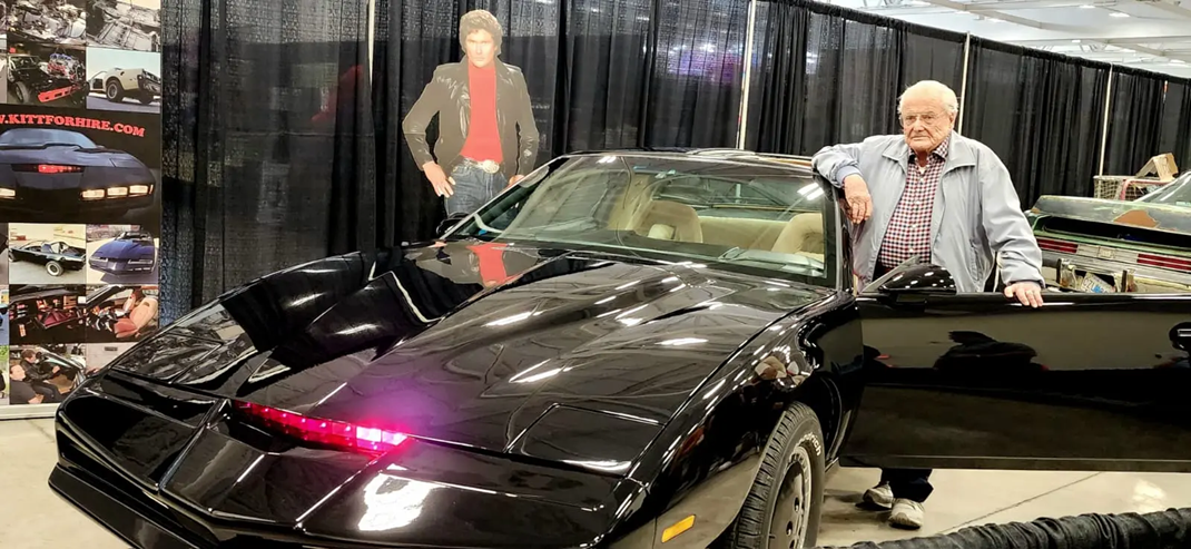 William Daniels, the original voice of KITT, posing next to the KITTFORHIRE replica car at the Niagara Falls Comic Con in Canada